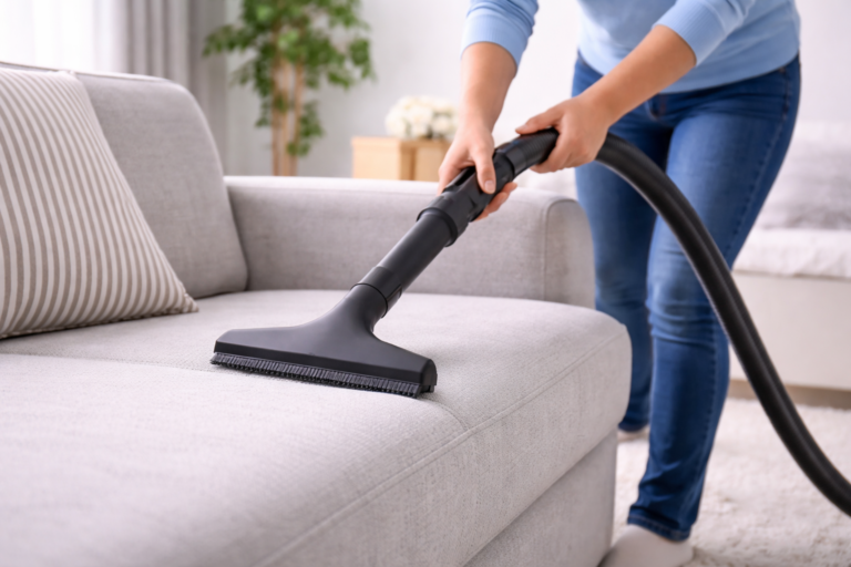 Quanto Spesso Dovresti Pulire Profondamente un Divano o un Materasso?