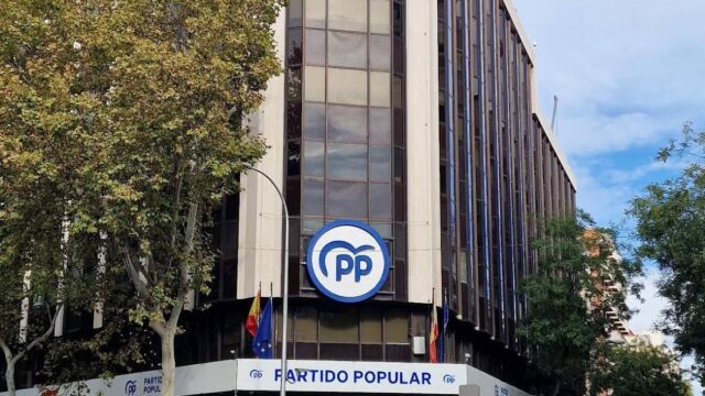 Esta es la foto. Horario, lunes de 13:30 a 14:00.